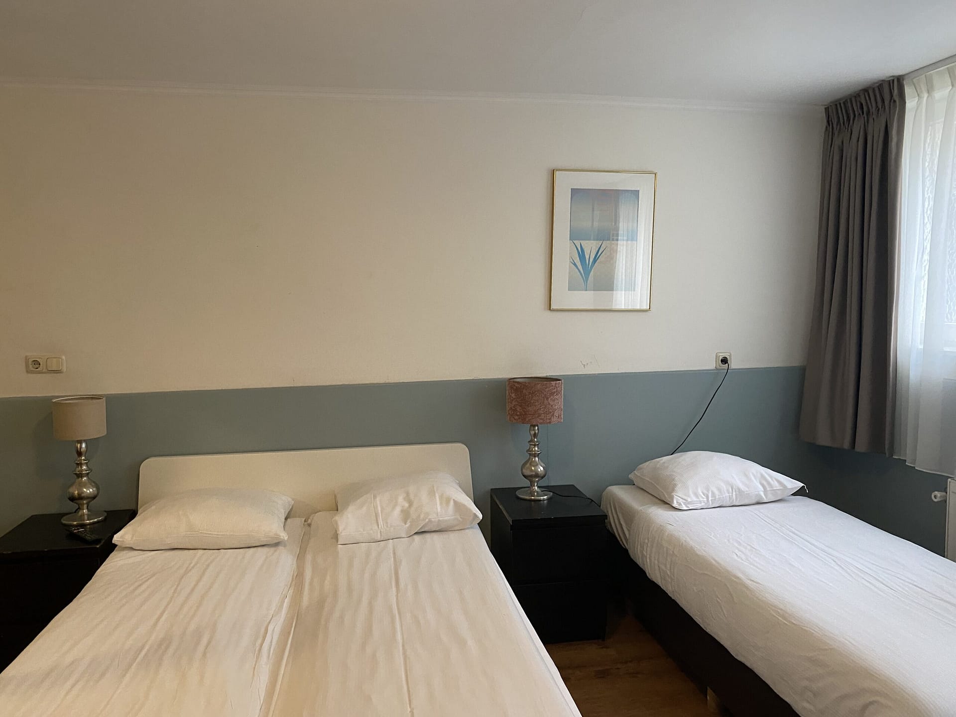 Quad 4 persons room wall Sphinx hotel Amsterdam 1