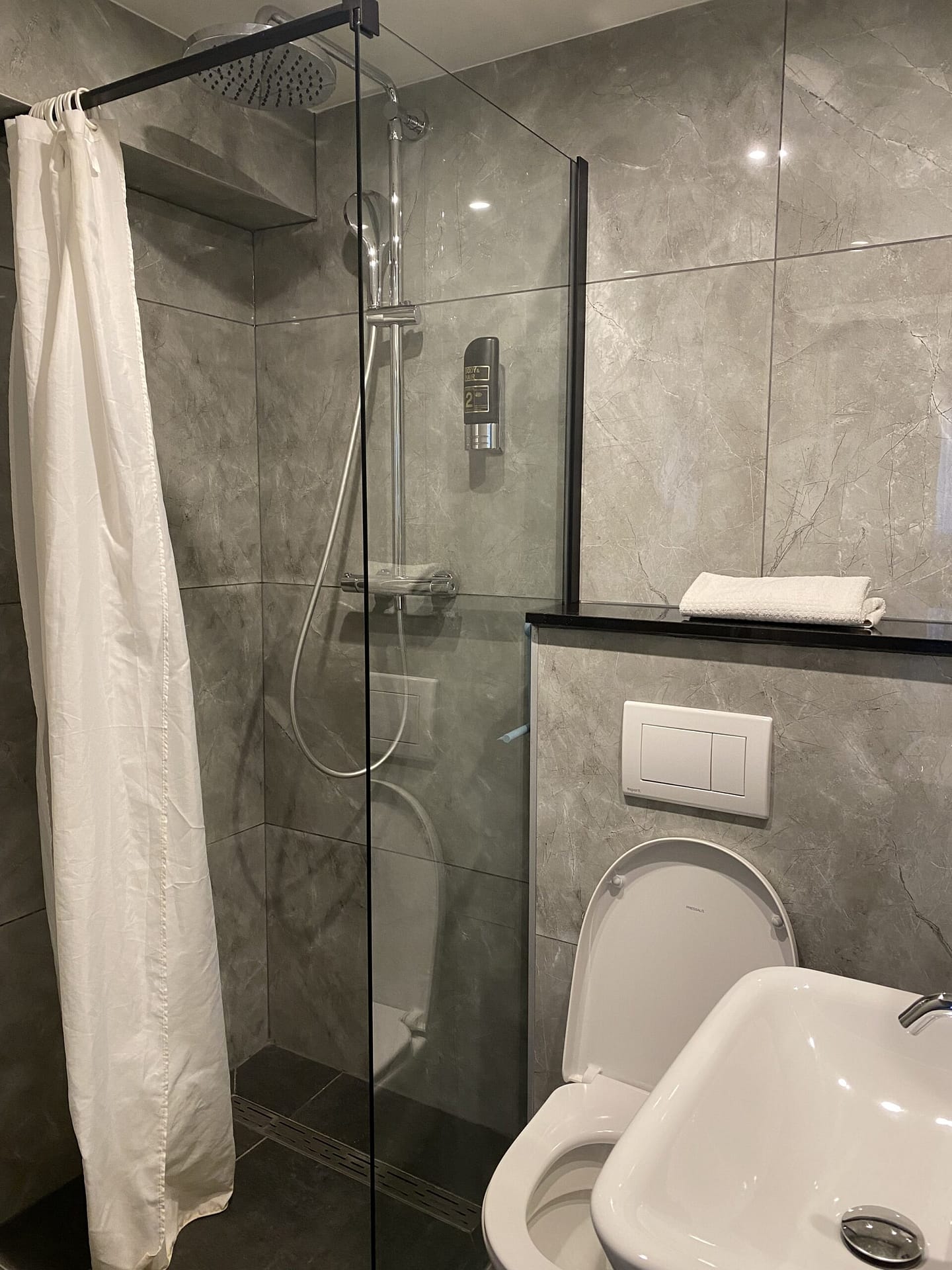 Quad 4 persons bathroom Sphinx Hotel Amsterdam type 2