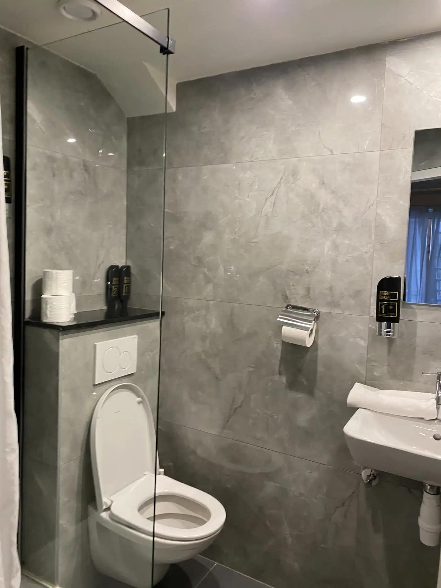 Standard double bathroom Sphinx Hotel Amsterdam